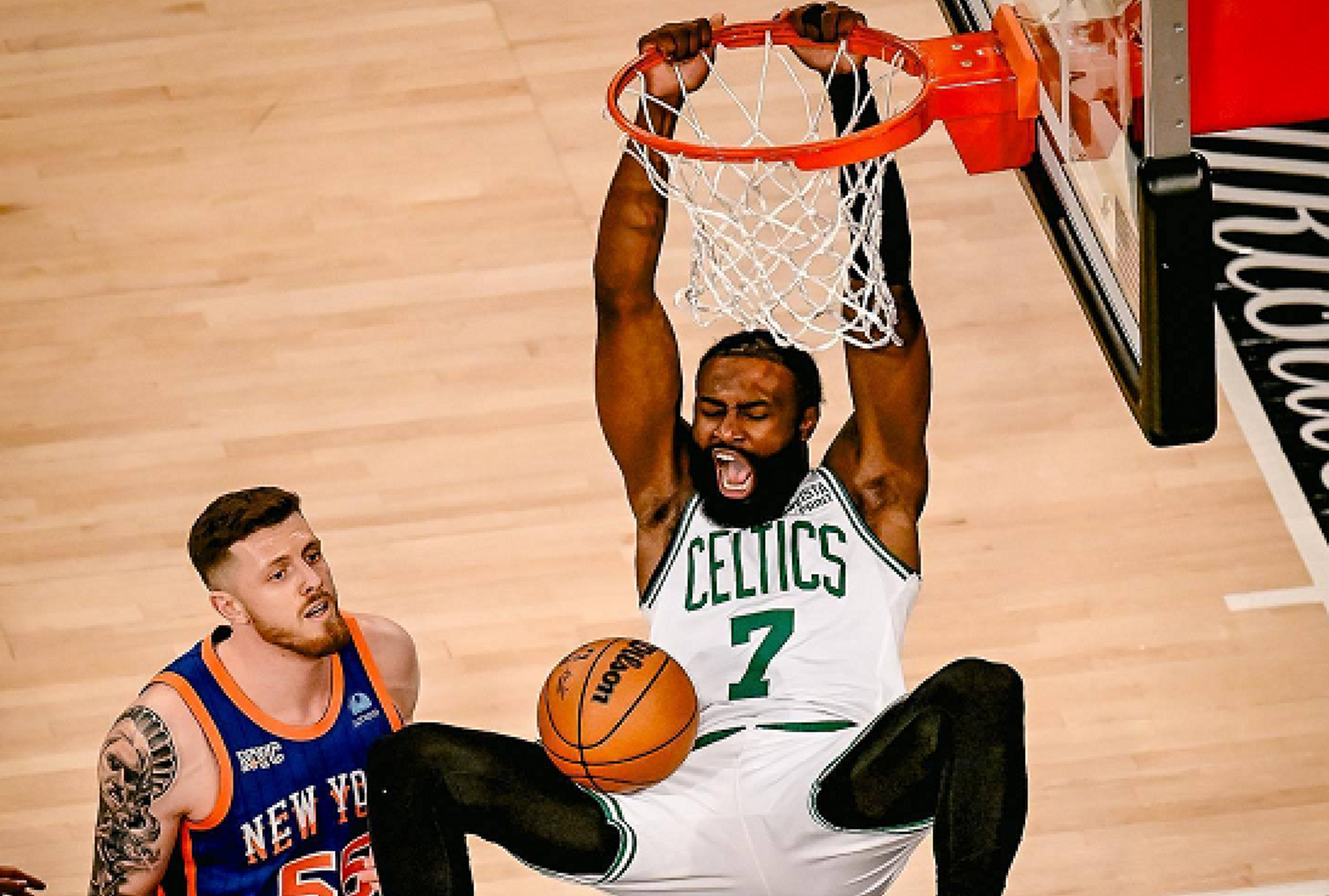 凯尔特人NBA战胜迈阿密热火杰伦布朗突破得分的简单介绍